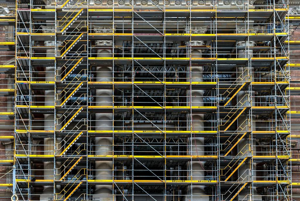 Scaffold frame and tube-node connections illustrating structured access planning.